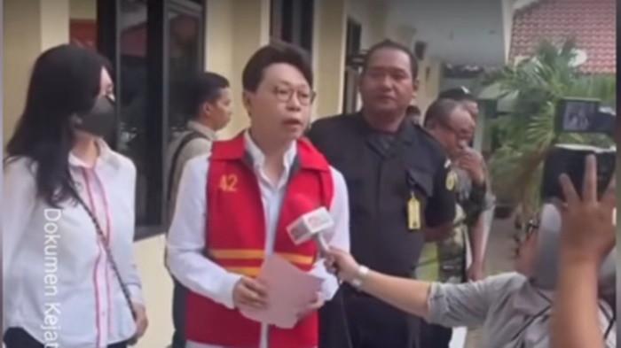RICHARD LEE DITAHAN- Richard Lee, tersangka kasus dugaan pelanggaran Undang-undang perlindungan konsumen itu dilimpahkan ke Kejari Kota Tangerang. Berada di sel karantina, Richard Lee dilarang dijenguk oleh siapa pun, termasuk oleh pihak keluarga maupun tim kuasa hukumnya sendiri.