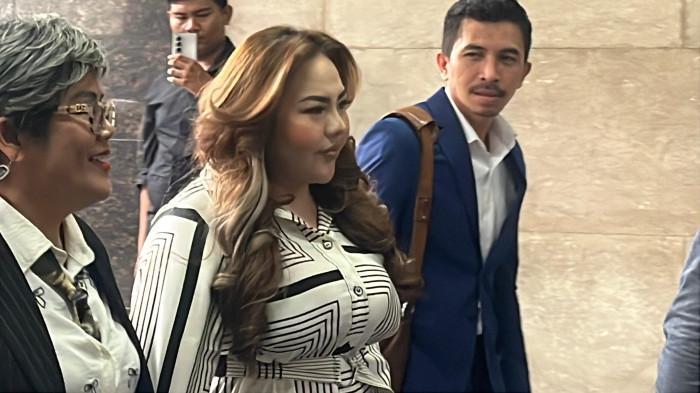 DIPERIKSA BARESKRIM - Selebgram Lisa Mariana tiba di Bareskrim Polri untuk diperiksa sebagai tersangka dalam kasus dugaan pencemaran nama baik ke mantan Gubernur Jawa Barat, Ridwan Kamil, Jumat (24/10/2025). Dia tampak full make up sebelum diperiksa.