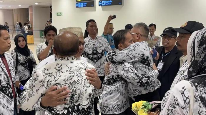 MOMEN HARU kedatangan Abdul Muis dan Rasnal di Bandara Sultan Hasanuddin Makassar, Sabtu (15/11/2025). Seluruh hak-hak kepegawaian dua guru SMAN 1 Luwu Utara, Sulawesi Selatan, Rasnal dan Abdul Muis yang sempat tertahan selama masa nonaktif, akibat kasus dugaan pungutan liar (pungli) sumbangan sukarela Rp20 ribu akhirnya dikembalikan.