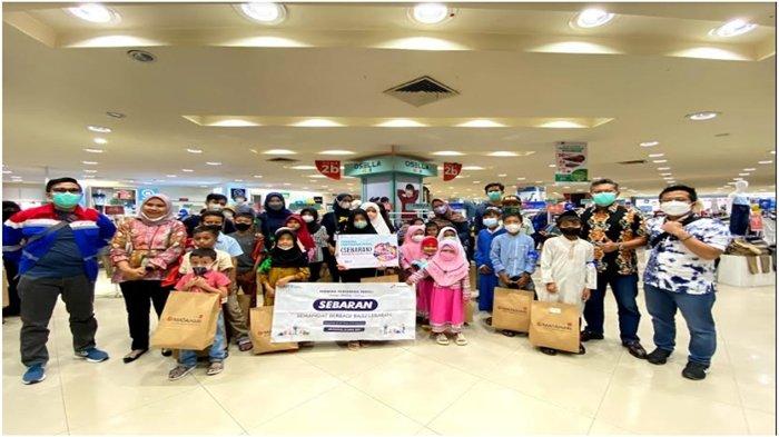 Tebar Energi Kebahagiaan, Pertamina Patra Niaga Sumbagsel Bagi Sembako Untuk Loper Koran