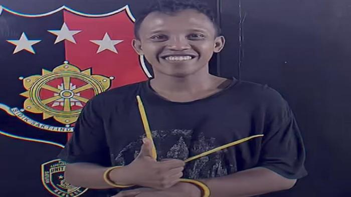 Senyum Lebar Pencuri di Lubuklinggau Saat Difoto Polisi, Bobol Rumah Lalu Pukul dan Gigit Tetangga