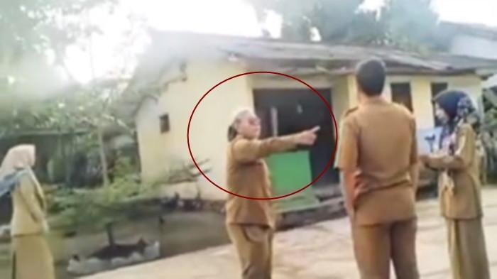 GURU INTIMIDASI MURID- Seorang guru berinisial H di Pesawaran, Lampung diduga lakukan intimidasi siswanya dengan nyaris mencekik saat upacara bendera, pernah dinonaktifkan