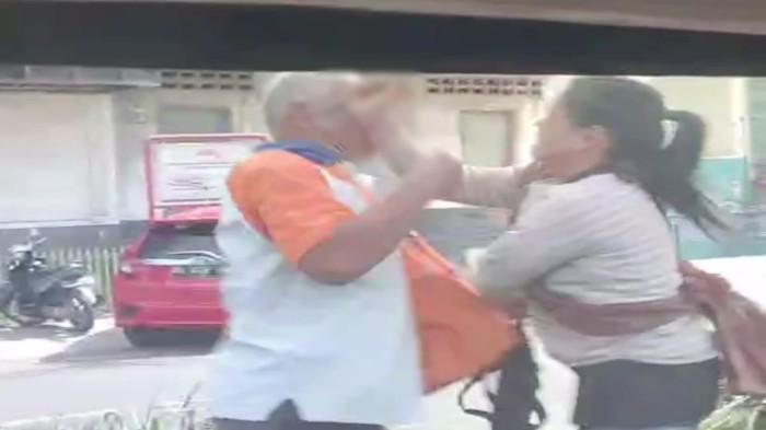 Seorang lansia penjual kacang di simpang Charitas, Ilir Timur I, Palembang, dipukul hingga mengalami luka di bagian telinga oleh seorang wanita penjual tisu, Sabtu (4/10/2025). Pelaku diamankan polisi, namun korban tak ingin memperpanjang masalah dan meminta mediasi.