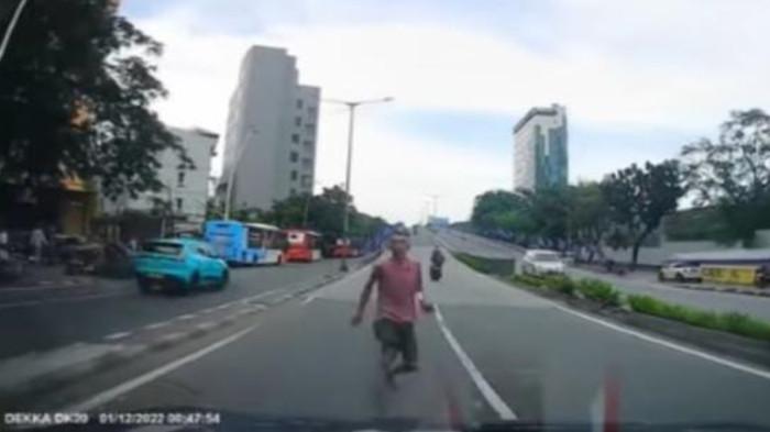 Diduga Mengalami Gangguan Jiwa, Viral Aksi Pria di Tanah Abang Menabrakkan Diri ke Mobil