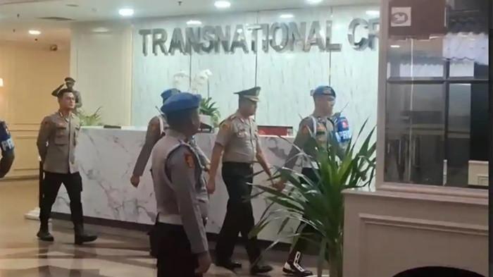 SIDANG ETIK - Eks Kapolres Bima Kota AKBP Didik Putra Kuncoro tiba di Mabes Polri hendak jalani sidang Komisi Kode Etik Polri (KKEP) terkait kasus dugaan kepemilikan narkotika digelar pada hari ini, Kamis (19/2/2026).