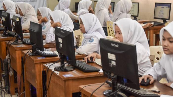 Siswa mengikuti Tes Kemampuan A1
