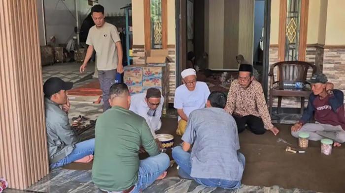 PEMBUNUHAN MAHASISWI-  Situasi rumah duka Mahasiswi UMM asal Kabupaten Probolinggo yang ditemukan tak bernyawa di Pasuruan. Pihak keluarga menyebut terduga pelaku merupakan kakak ipar korban dan dugaan motif pembunuhan karena ingin menguasai harta.