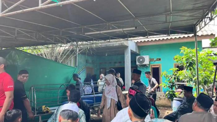 MENINGGAL DUNIA- Suasana rumah duka Muhammad Hisyam siswa SMP Negeri 19 Kota Tangerang Selatan yang menjadi korban perundungan teman sekelasnya. Muhammad Hisyam meninggal dunia di rumah sakit setelah sepekan dirawat. (TribunTangerang.com - Wartakota Network/Ikhwana Mutuah Mico).