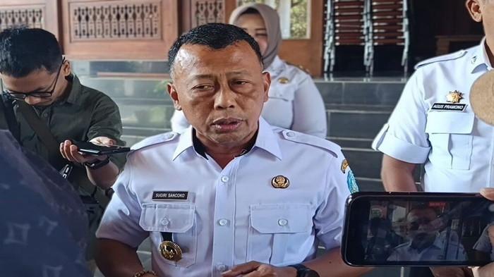 OTT KPK- Bupati Ponorogo Sugiri Sancoko saat menyambut baik rencana Direktorat Jenderal Perkeretaapian (DJKA) Kementerian Perhubungan berencana mengaktifkan kembali 13 jalur kereta api di Jawa. Sugiri Sancoko, Bupati Ponorogo terjaring operasi tangkap tangan (OTT) Komisi Pemberantasan Korupsi (KPK), Jumat (7/11/2025). Ia meniti karir wartawan