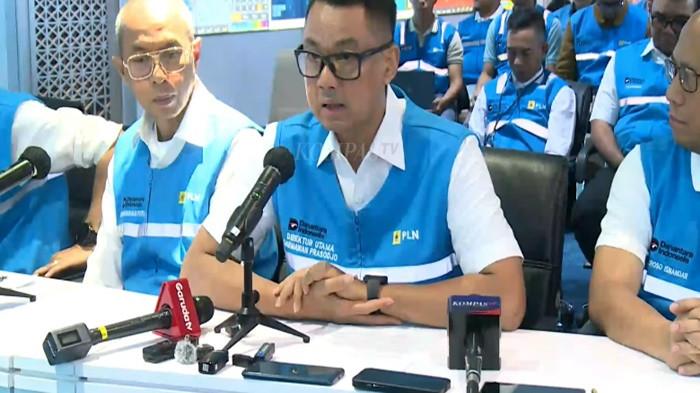 DIRUT PLN -- Buntut blackout yang terjadi disepanjang wilayah Sumatera sejak tadi malam Jumat (22/5/2026), Dirut PLN Darmawan Prasodjo mengungkapkan permohonan maaf yang sebesar-besarnya kepada masyarakat yang berdampak.