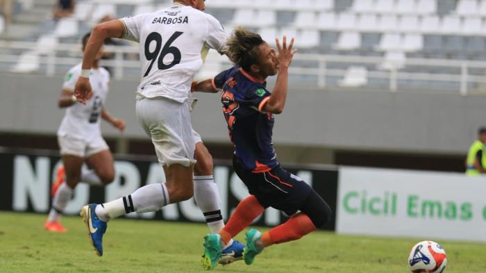 DIJEGAL - Pemain Sumsel United  Tomi dijegal pemain belakang Perekat sehingga cedera pada laga lanjutan Liga 2 Pegadaian Championship Sumsel United VS Perekat di Stadion Gelora Sriwijaya Jakabaring Palembang, Minggu (12/10/2025). Skor 2-0 untuk Sumsel United.