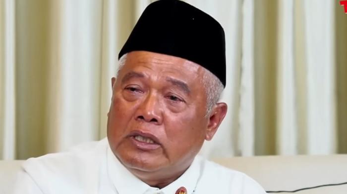 TANGIS PECAH- Dengan suara bergetar, Yai Mim mengaku tidak bisa menerima perlakuan yang diduga dilakukan oleh pihak Sahara menuduh istrinya melakukan pelecehan