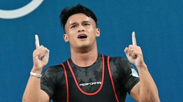 Tangis Atlet angkat besi Indonesia, Rizki Juniansyah, pecah setelah menuai keberhasilan raih medali emas Olimpiade 2024.