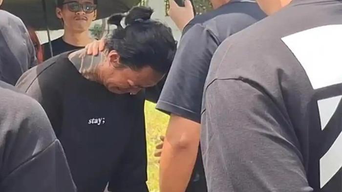 LULA LAHFA MENINGGAL - Tangis Reza Arap usai pemakaman Lula Lahfah di TPU Rawa Terate, Cakung Jakarta Timur, Sabtu (24/1/2026).