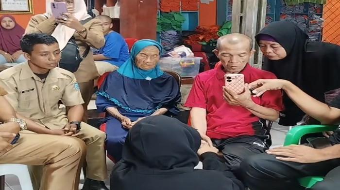 SUAMI DIUSIR -  Tangis anak yang mengusir Muhammad ( jaket hitam ) saat sang ayah bersikeras tak ingin pulang ke rumah setelah diusir.