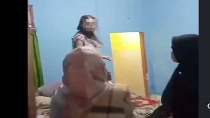ISTRI PERGOKI SUAMI SELINGKUH - Tangkapan layar beredar video viral di media sosial istri sah yang tengah hamil besar pergoki suami bersama wanita lain diduga selingkuh di kamar kos. Istri teriak histeris.