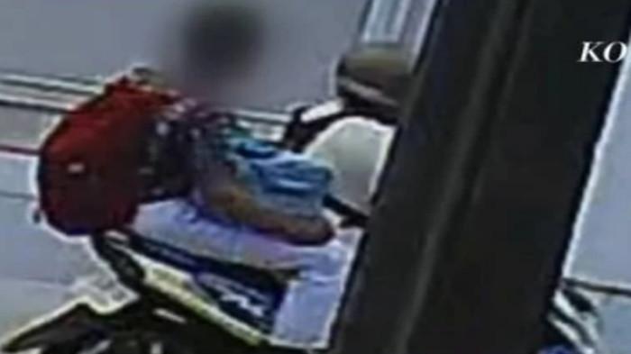 CCTV Terduga Pelaku Ledakan di SMAN 72 Berangkat Dibonceng Ayah 'Bawa Sesuatu' Sebelum Kejadian