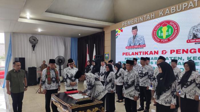 Teddy Meilwansyah Lantik Pengurus PGRI OKU, Inginkan Guru Beradaptasi Dengan Teknologi