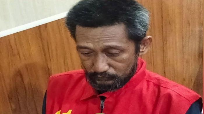 DIVONIS BEBAS -- Burhanudin Nani terdakwa pembunuhan berencana divonis bebas oleh majelis hakim Pengadilan Negeri Lubuklinggau. Alasannya karena Burhanudin memiliki disabilitas mental (gangguan jiwa) yang dalam keadaan kekambuhan akut dan disertai gambar psikotik.