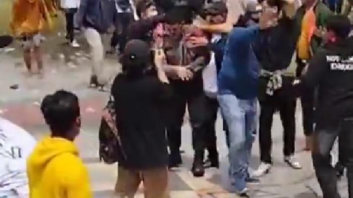 KAPOLSEK PPATI KOTA DIKEROYOK - Terekam detik-detik seorang Kapolsek di Pati, Jawa Tengah babak belur dihajar massa aksi unjuk rasa pada Rabu (13/8/2025).