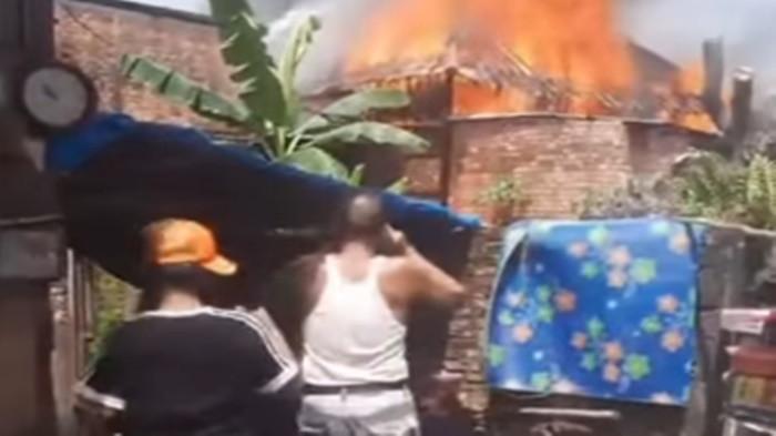 Terekam seorang bapak-bapak lakukan adzan saat kebakaran terjadi