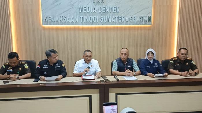 GELAR PERKARA - Tim penyidik Kejati Sumsel melakukan penangkapan terhadap dua orang diduga tersangka dalam perkara penerimaan hadiah/janji/gatifikasi atau suap pada kegiatan pengembangan jaringan Irigasi Ataran air Lemutu Kecamatan Tanjung Agung Dinas Pupr Kabupaten Muara Enim, Rabu (18/2/2026), malam.