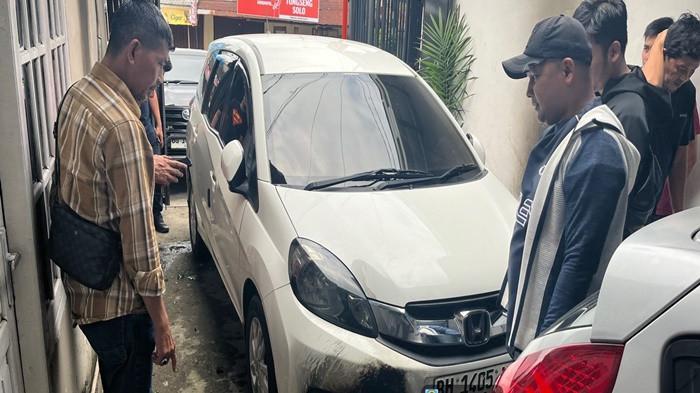 OLAH TKP -- Polsek Ilir Barat I bersama anggota piket Polda Sumsel mendatangi lokasi rumah warga yang pekarangannya dilempari bom molotov sebanyak 4 buah di Jalan Demang Lebar Daun, Kecamatan Ilir Barat I, Selasa (24/3/2026). Peristiwa itu sudah terjadi 2 kali.