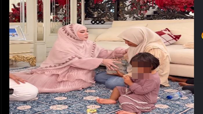 SAFITRI DICERAIKAN SUAMI -  Terungkap jumlah uang segepok yang diberikan Shella Saukia kepada Melda Safitri usai diceraikan suami jelang  pelantikan dan penerimaan SK PPPK (Pegawai Pemerintah dengan Perjanjian Kerja).