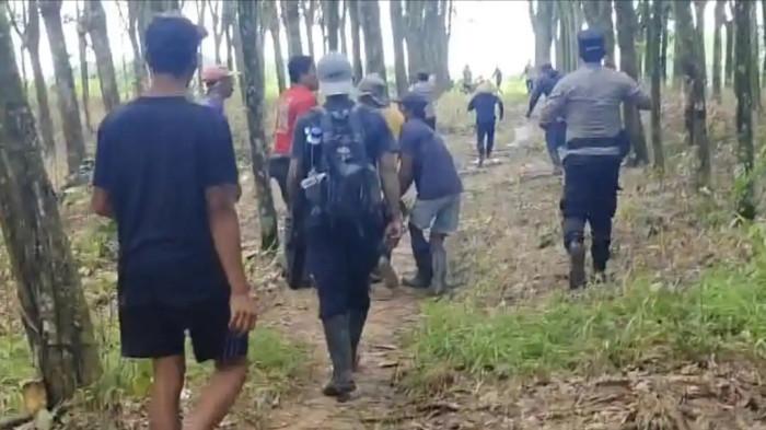 KADES TEWAS - Tim gabungan bersama warga mengevakuasi Kades Braja Asri, Lampung Timur, yang tewas akibat amukan gajah liar di TNWK pada Rabu (31/12/2025).