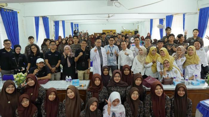 Tim narasumber dokter beserta peserta edukasi mental di SMK Negeri 1 Palembang.