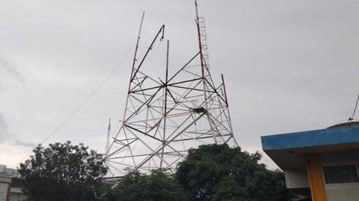Seorang Pekerja Jatuh Saat Membongkar Tower di TVRI Sumsel, Kini Dirujuk ke RSMH, Alami Luka Serius