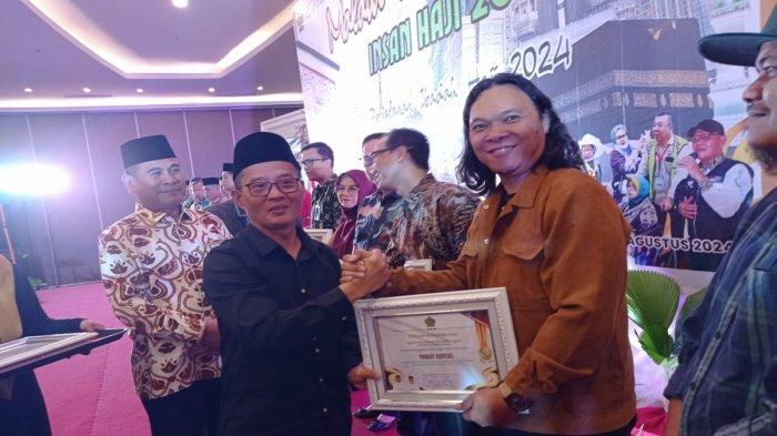 Tribun-Sripo Terima Penghargaan Anugerah Insan Haji 2024 dari Kemenag Sumsel