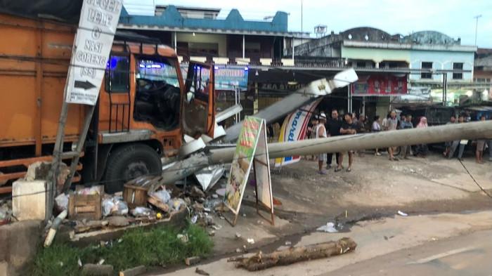 Truk Fuso Tabrak Tiang PLN dan Reklame Indomaret Hingga Roboh di Betung Banyuasin