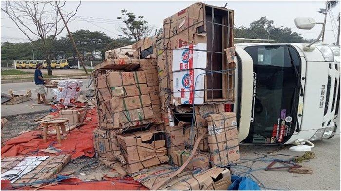 Truk Terbalik Kecelakaan di SPBU Citra Grand City Palembang, Bawa Furnitur dari Jepara ke Medan