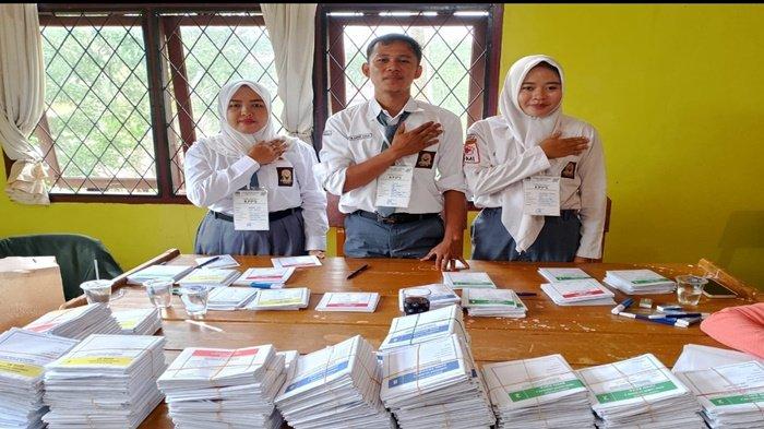 Unik! Petugas KPPS TPS 02 Belalau II Lubuklinggau Pakai Seragam SMA Saat Tugas, Lengkap Dengan Dasi