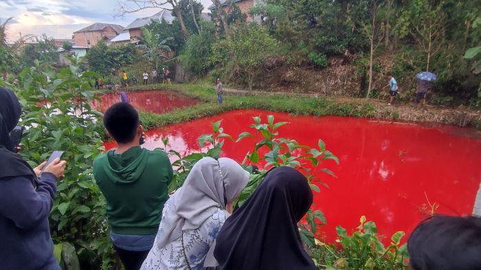 KOLAM MERAH - Warga Kota Pagar Alam Kamis (16/4/2026) sore dihebohkan adanya kolam warga di Jalan Air Perikan Gang Cik Din yang tiba-tiba menjadi merah. Kabar ini sontak membuar warga berbondong-bondong mendatangi lokasi.