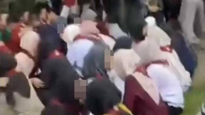 PERPELONCOAN MABA UNSRI -- Viral aksi perpeloncoan terhadap mahasiswa baru (maba) Unsri yang dipaksa saling mencium kening hingga banjir hujatan. Kini pihak Unsri menerjunkan tim investiagasi terkait kejadian viral ini.