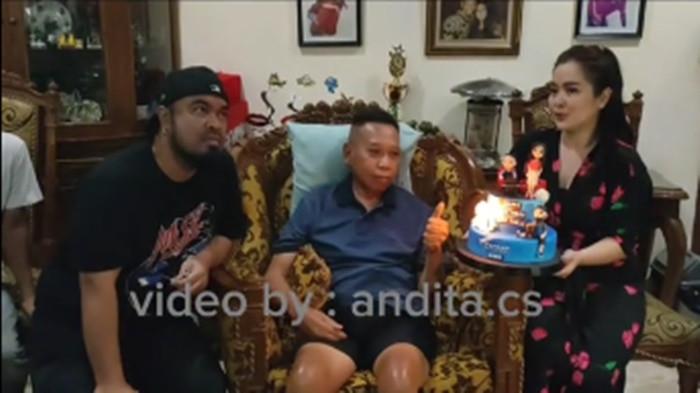 Vega dan Peppy kompak membawakan kue ulang tahun untuk Tukul di kediaman