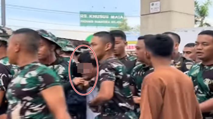 Fakta Pengendara Mobil di Palembang Viral Diamuk Massa Hingga Dilerai TNI, Bukan Pencuri Mobil