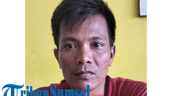 DITINGGAL - Ahmad Nasution (35) pria asal Desa Lubuk Tua Kecamatan Muara Kelingi, Musi Rawas yang Ditinggalkan istrinya usai lulus PPPK paruh waktu.