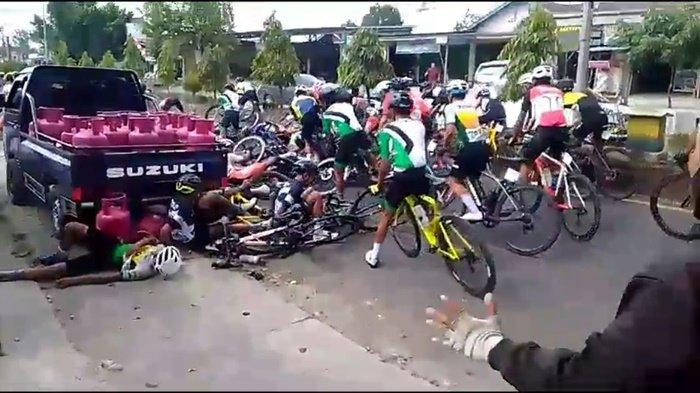 Viral Puluhan Pembalap Pra Pon di Lubuklinggau Jatuh Ke Bawah Pick Up Gas Elpiji, Begini Kata Polisi