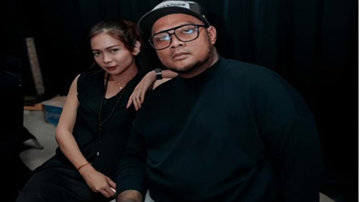 KEHAMILAN ISTRI - Virgoun memilih menanggapi keriuhan soal Kehamilan istrinya, Lindi Fitriyana dengan cara yang sangat santai dan jenaka, pamer perut buncit dengan Istri