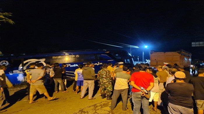 Warga Desa Kotabaru Heboh Datangi Lokasi Kejadian Kecelakaan Bus Putra Remaja dan KA Babaranjang