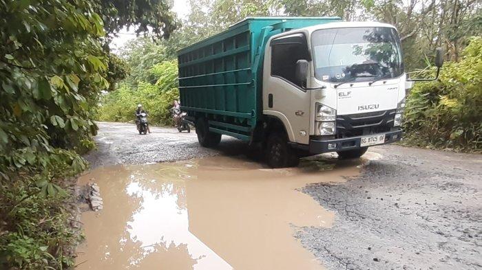 Warga Resah, Jalan Tanjung Batu-Burai OI Bak Kubangan Sapi Saat Hujan, Rusak Lama Tak Diperbaiki