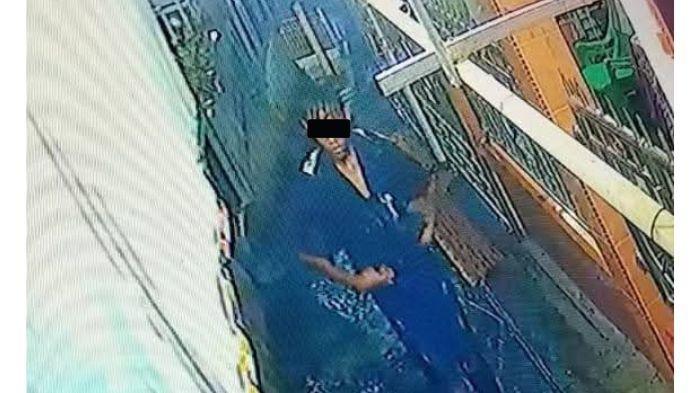 Diduga pelaku pencurian meteran air terekam CCTV saat melakukan pencurian di Kelurahan Bandung Kiri, Kecamatan Lubuklinggau Barat II, Kota Lubuklinggau, Sumsel, Senin (7/7/2025).