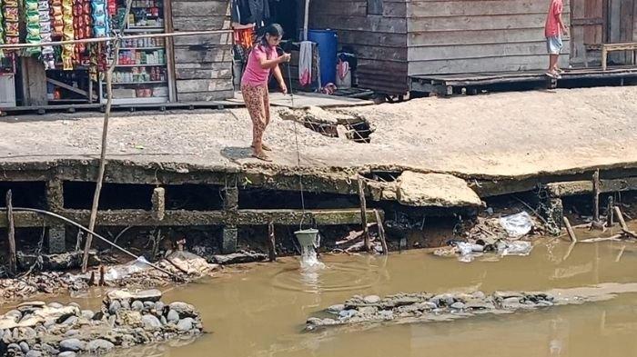 Warga di Tepi Sungai Kedukan Palembang Resah, Jalan Mereka Miring dan Patah, Banyak Makan Korban