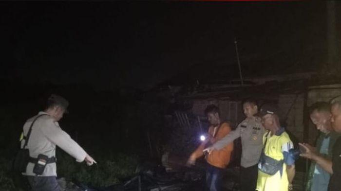 OLAH TKP - Polisi dari Polsek Rambutan saat melakukan olah tempat kejadian perkara di lokasi kebakaran warung yang ada di Jalan Lingkar Selatan Desa Sungai Dua Kecamatan Rambutan Kabupaten Banyuasin Provinsi Sumatera Selatan, Minggu (14/6/2026).