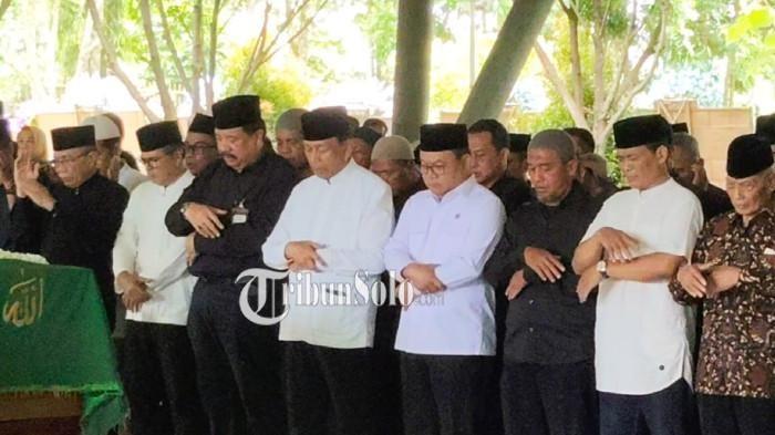 SALAT JENAZAH -Wiranto melakukan salat jenazah istrinya di Astana Wukir Sirna Raga di Kelurahan Delingan, Kecamatan Karanganyar, Kabupaten Karanganyar,, Senin (17/11/2025) pagi.