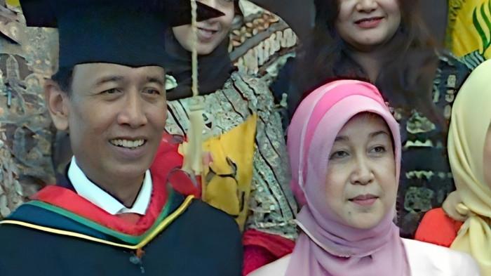 MOMEN BERSAMA ISTRI : Jenderal TNI (Purn) Wiranto meraih gelar doktor dari Universitas Negeri Jakarta UNJ) di dampingi sang istri Rugaiya Usman.