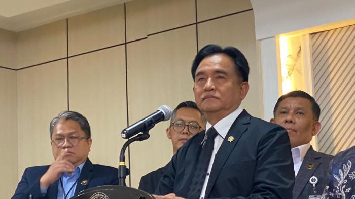 GURU DIREHABILITASI - Yusril Ihza Mahendra, Menteri Koordinator Bidang Hukum, HAM, Imigrasi dan Pemasyarakatan (Menko Kumham Imipas), saat ditemui di kantornya, Kamis (13/11/2025). Ia mengatakan status ASN kedua guru dikembalikan.